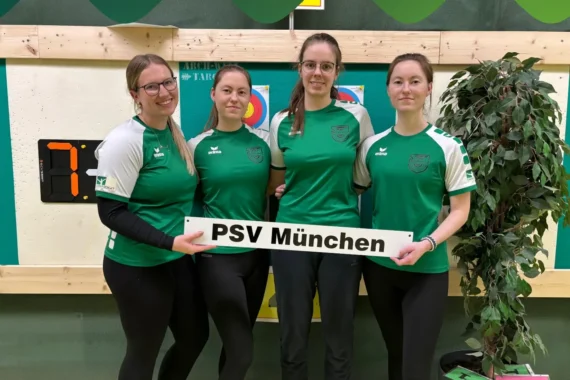 Die vier Bundesliga-Schützinnen des PSV München mit dem Schild „PSV München“